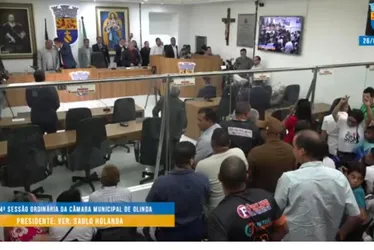 Imagem ilustrativa da imagem Com gritos e blindagem, Câmara de Olinda arquiva impeachment da prefeita Mirella