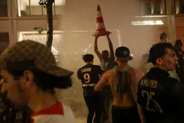 Imagem ilustrativa da imagem Comemorações de título do PSG deixam dois torcedores mortos e policial em coma