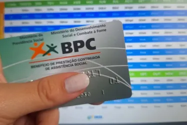 Imagem ilustrativa da imagem Congresso prepara 15º salário de servidor e mudança nos reajustes