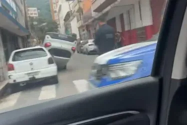 Imagem ilustrativa da imagem Assaltante capota carro roubado durante fuga no Centro de Vitória; veja vídeo