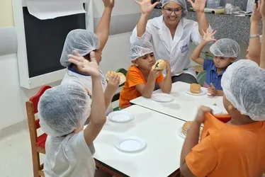 
          Imagem ilustrativa da imagem Dia do Orgulho Autista: crianças lançam livro de receita na UPA-E Ibura
          