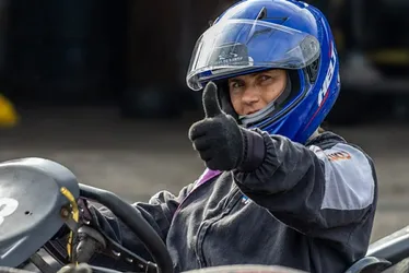 Imagem ilustrativa da imagem Do pomar ao pódio: agricultora vira piloto e leva empoderamento ao kart capixaba