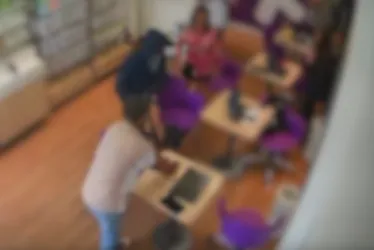 Imagem ilustrativa da imagem Dupla assalta loja de celulares e clientes ficam sob mira de arma na Serra