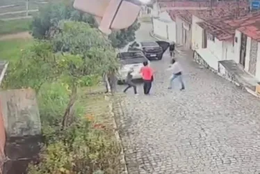 Imagem ilustrativa da imagem Empresário sequestrado em Pombos é resgatado e quadrilha tem arsenal apreendido