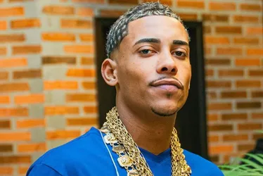 Imagem ilustrativa da imagem MC Poze é solto e fãs fazem festa na porta de presídio no Rio