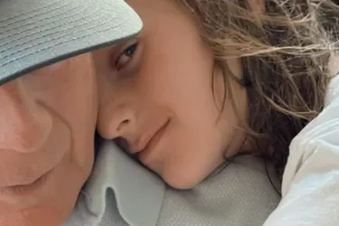 Imagem ilustrativa da imagem Esposa de Bruce Willis compartilha foto rara de ator com filha