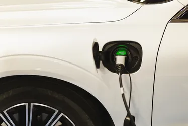Imagem ilustrativa da imagem Estudos sobre riscos da recarga de carros e bicicletas elétricas em condomínios