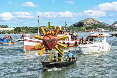 Imagem ilustrativa da imagem Fé e alegria marcam procissão marítima na Festa de São Pedro