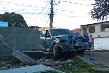 Imagem ilustrativa da imagem Foragido perde controle do carro e invade casa durante perseguição em Vila Velha