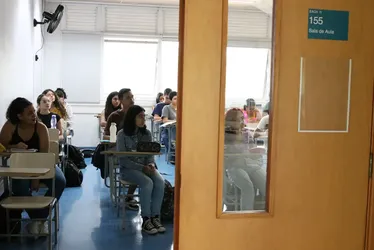 Imagem ilustrativa da imagem Governo Lula retoma apoio a cursinhos populares com bolsa de R$ 200 a estudantes