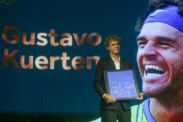 Imagem ilustrativa da imagem Guga chora ao entrar para o Hall da Fama do COB e homenageia atletas paralímpicos