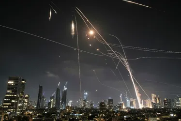 Imagem ilustrativa da imagem Irã fala em guerra e faz ataque maciço com mísseis contra Israel