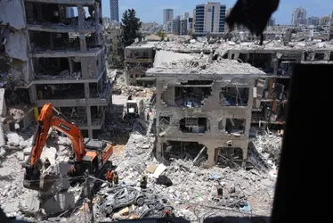 Imagem ilustrativa da imagem Irã mata 11 no maior ataque a Israel, que alveja ministério