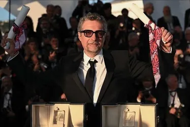 Imagem ilustrativa da imagem Kleber Mendonça Filho posta foto com vencedor da Palma de Ouro