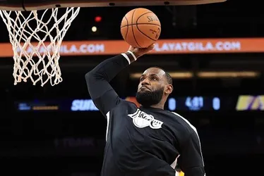 Imagem ilustrativa da imagem LeBron James renova com os Lakers e irá ganhar R$ 288 milhões na próxima temporada da NBA