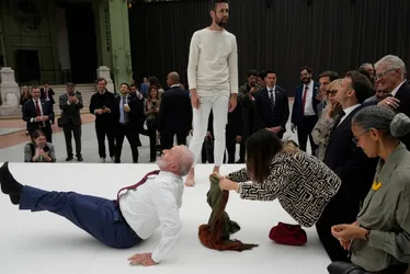 Imagem ilustrativa da imagem Lula interage com acrobatas em exposição em Paris
