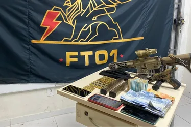 Imagem ilustrativa da imagem Mãe e filho são detidos com fuzil, pistola, munições e mais de R$ 19 mil em Vitória