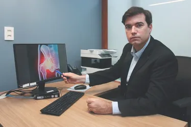 Imagem ilustrativa da imagem Médico explica infecção que afastou sertanejo dos palcos