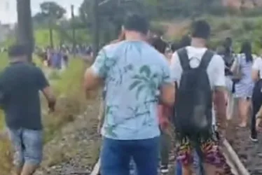 Imagem ilustrativa da imagem Metrô do Recife volta a dar problema e passageiros andam pelos trilhos
