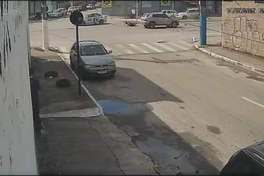 Imagem ilustrativa da imagem Motociclista é atingido por carro na Avenida Carlos Lindenberg