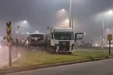Imagem ilustrativa da imagem Motorista de ônibus morre em acidente na BR-101 no Norte do ES; veja vídeo