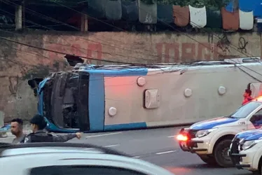 Imagem ilustrativa da imagem Motorista do Transcol que tombou em Cariacica estava com CNH vencida há oito meses