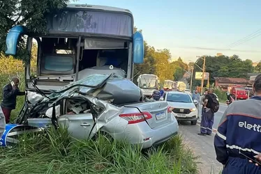 Imagem ilustrativa da imagem Motorista morre em acidente entre carro e ônibus na BR-257, em Aracruz