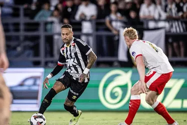Imagem ilustrativa da imagem Neymar se incomoda com perguntas sobre renovação com o Santos: ‘Só vou decidir isso após o dia 12’