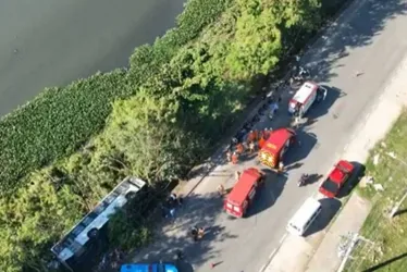 Imagem ilustrativa da imagem Ônibus cai em canal na zona oeste do Rio de Janeiro e deixa 33 feridos
