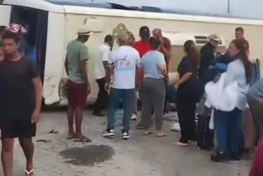 Imagem ilustrativa da imagem Ônibus que seguia para Porto de Galinhas com turistas tomba na pista