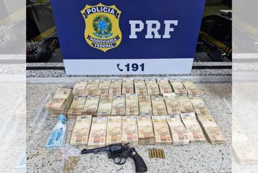 Imagem ilustrativa da imagem PRF apreende arma, R$ 172 mil em espécie e joias durante fiscalização em Guarapari