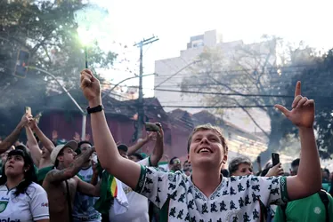 Imagem ilustrativa da imagem Palmeirenses fazem festa no entorno do Allianz Parque após classificação no Mundial; veja imagens