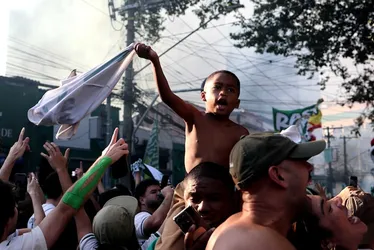 Imagem ilustrativa da imagem Palmeirenses fazem festa no entorno do Allianz Parque após classificação no Mundial; veja imagens