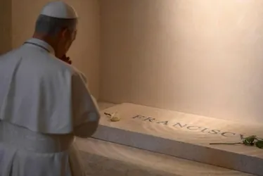 Imagem ilustrativa da imagem Papa Leão 14 reza diante do túmulo de Francisco em Roma