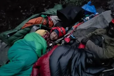 Imagem ilustrativa da imagem Governador admite falta de estrutura para resgatar Juliana Marins em área de vulcão na Indonésia