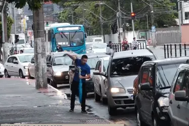 Imagem ilustrativa da imagem Posto com gasolina livre de impostos forma fila de carros em Avenida de Vitória