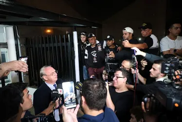 Imagem ilustrativa da imagem Presidente interino do Corinthians legitima protesto: ‘Não foi invasão, vieram conversar’