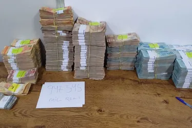 Imagem ilustrativa da imagem Quase R$ 1 milhão em baldes: PRF recupera dinheiro roubado de banco no Sertão