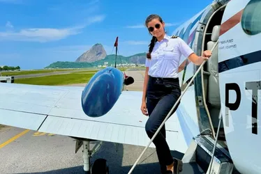 Imagem ilustrativa da imagem Quem é a piloto de 23 anos responsável pelo pouso de emergência de Lívia Andrade