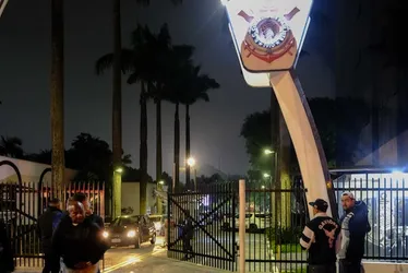 Imagem ilustrativa da imagem Quem é o presidente do Corinthians? Entenda o que alegam as partes após caos no Parque São Jorge