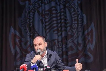 Imagem ilustrativa da imagem Quem é o presidente do Corinthians? Entenda o que alegam as partes após caos no Parque São Jorge