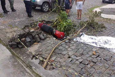 Imagem ilustrativa da imagem Recife: homem morre ao cair em buraco deixado aberto na Zona Norte