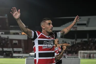 Imagem ilustrativa da imagem Santa Cruz vence o América-RN no Arruda e assume a liderança do grupo