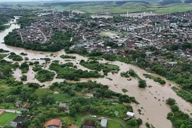 Imagem ilustrativa da imagem Seis rios entram em alerta e dois transbordam em Pernambuco; Capibaribe preocupa