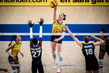 Imagem ilustrativa da imagem Seleção feminina de vôlei sofre, mas bate Canadá na Liga das Nações