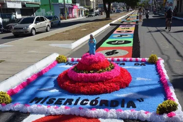 Imagem ilustrativa da imagem Tapetes, procissão e música em festa de Corpus Christi na Serra