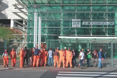 Imagem ilustrativa da imagem Terceirizados fecham portas de acesso da Petrobras