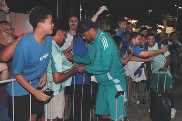 Imagem ilustrativa da imagem Torcedores capixabas fazem festa na chegada do Cruzeiro para a Vitória Cup
