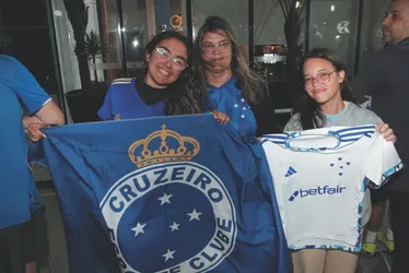 Imagem ilustrativa da imagem Torcedores capixabas fazem festa na chegada do Cruzeiro para a Vitória Cup