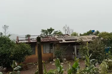 Imagem ilustrativa da imagem Tornado destrói pavilhão e danifica 285 casas no Rio Grande do Sul
